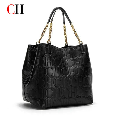Sac fourre-tout CH avec logo en relief, intérieur spacieux, accent chaîne, poignée supérieure, idéal pour les sorties quotidiennes et les voyages de week-end