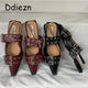 Nouvelles sandales plates pour femmes, chaussures à boucle métallique tendance, chaussures à bout pointu, chaussures peu profondes, sandales slingbacks pour femmes