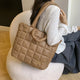 Sac fourre-tout matelassé en treillis tendance, sac à main d'hiver de grande capacité pour dames, sacs à bandoulière parfaits pour les déplacements et les cadeaux pour femmes